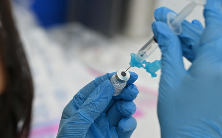 5人接种生理盐水而非新冠疫苗，卫生部门正展开调查