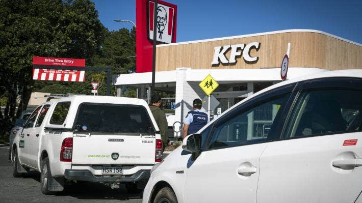 滑板爱好者插队偷走KFC