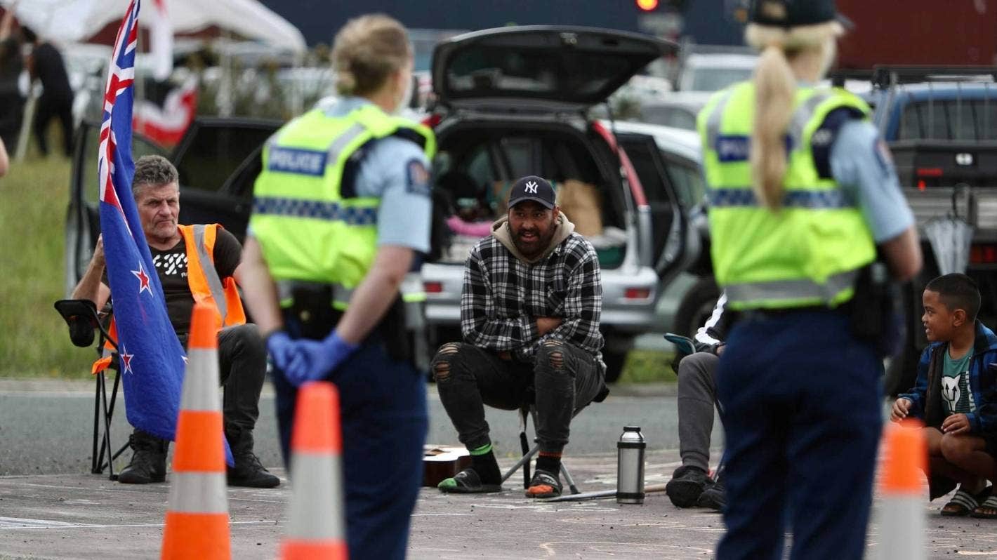 警方设置障碍，阻止游行人士穿越奥克兰