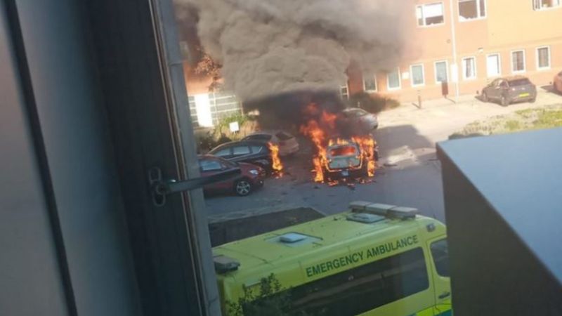 英国利物浦医院外发生汽车爆炸恐袭事件