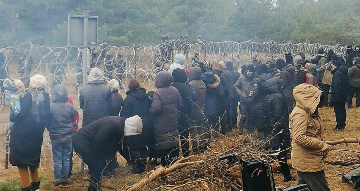 波兰与白俄罗斯边境难民危机升级,波兰放话要修边界墙, 俄法将出手”降温”？