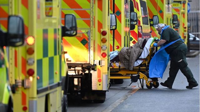 英国出现感染奥密克戎毒株后死亡的病例