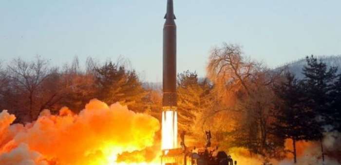 朝鲜再次成功试射高超音速导弹 金正恩到场观看
