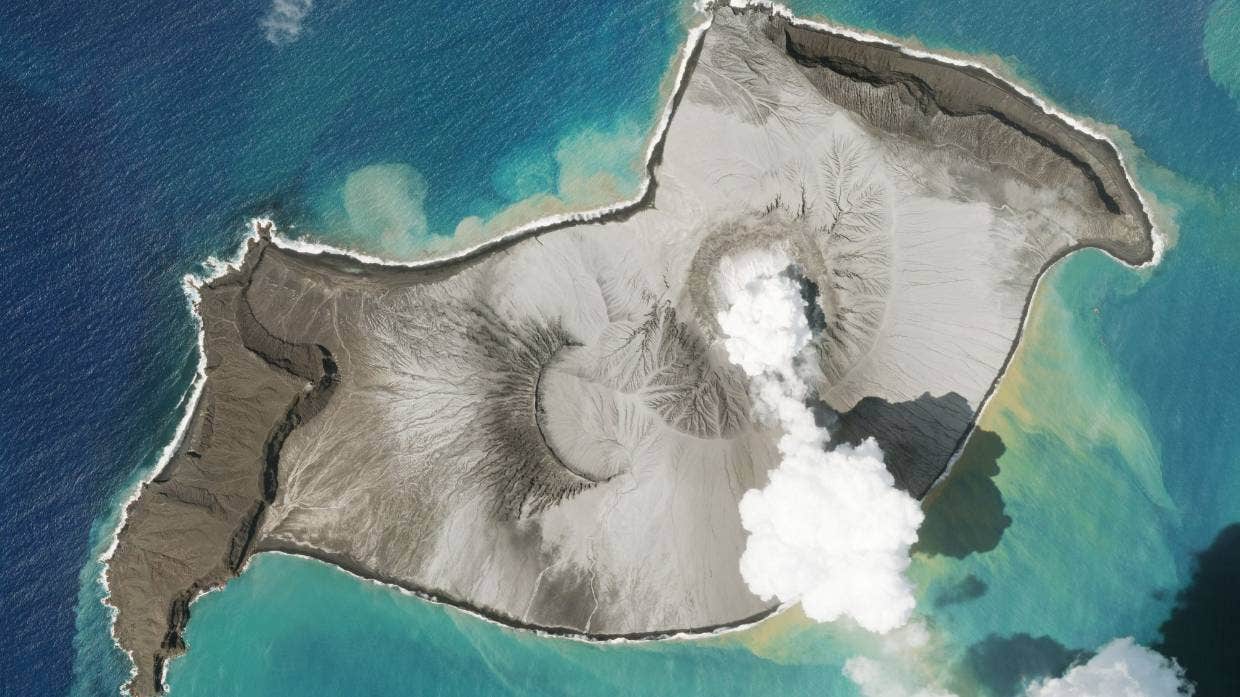 空军C130准备向汤加空投物资,海军视情况部署救援舰