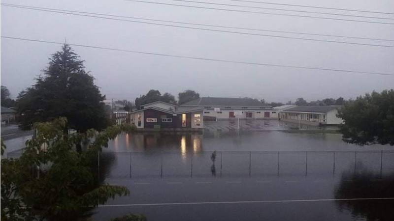 进入紧急状态！大雨和洪水迫使西海岸居民撤离