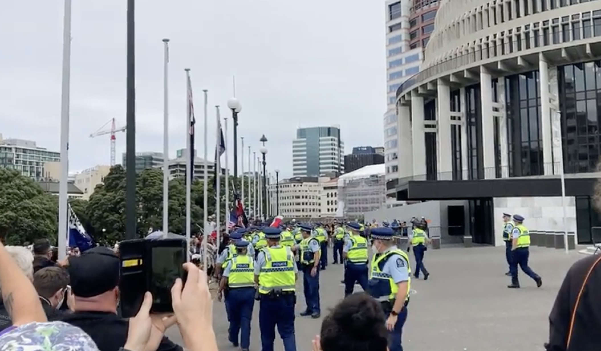 国会抗议追踪：警方和抗议者出现冲突，多人被捕