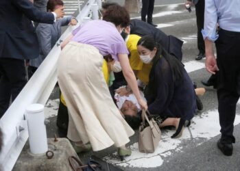 日本前首相安倍晋三演讲时胸部中枪后抢救不治去世，嫌犯已被控制