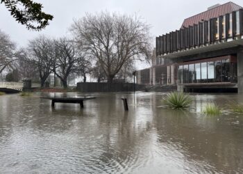 Wigram多条道路因大雨洪水关闭，”地震以来最严重洪水”，学生在家学习，为基督城降雨量最大的7月