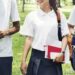 政府在一年内支持超过 2000 所学校
