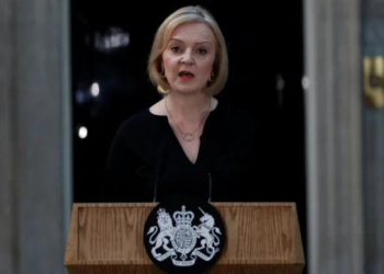 英首相发表讲话：我们将效忠国王