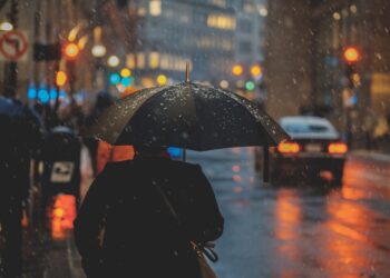 未来一周阵雨不断，雨伞适合随身携带