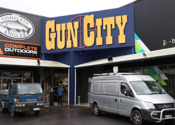 一晚两起! 驾车直撞，木槌砸店，基督城枪城、大型购物中心接连遭殃