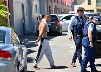 警方突袭帮派驻地，逮捕周末枪击事件嫌疑人