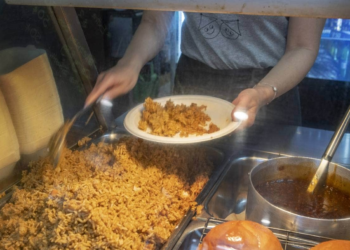 中国移民基督城开饺子店，2纽元炒饭价格30年未变