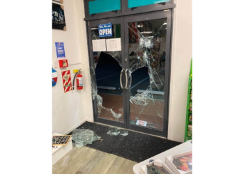无法无天了！周末两店陆续遭破门抢劫，其中一店一周内被抢两次