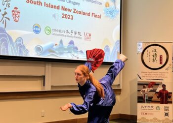 南岛学生拼中文，还有书法、太极扇，跳中国舞、唱中文歌