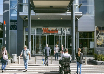 Westfield Riccarton商场15名青少年打架斗殴，吓哭围观者，两人被捕