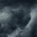 狂风暴雨席卷全国，出行人群注意安全