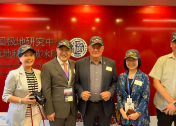 中国驻新西兰大使王小龙率领基督城政商界领导人出席“雪龙2”号开放日活动